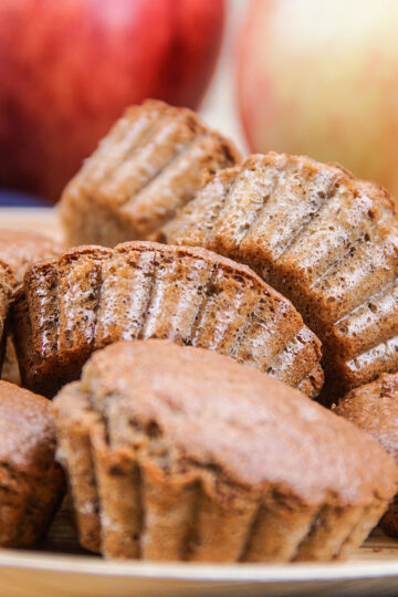 Apfel-Hafer-Muffins mit Zimt auf einem Teller.