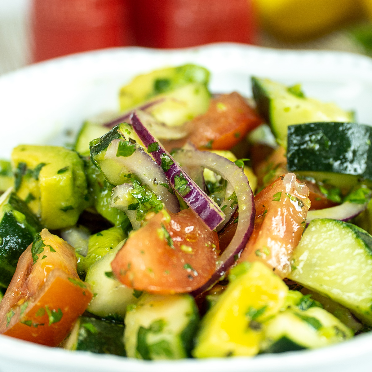Fertiger Avocado Salat mit Zitrone.