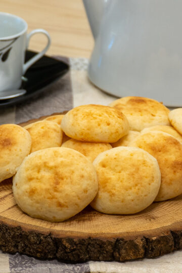 Fertige brasilianische Käsebrötchen mit Tapioka zum Servieren mit Kaffee.