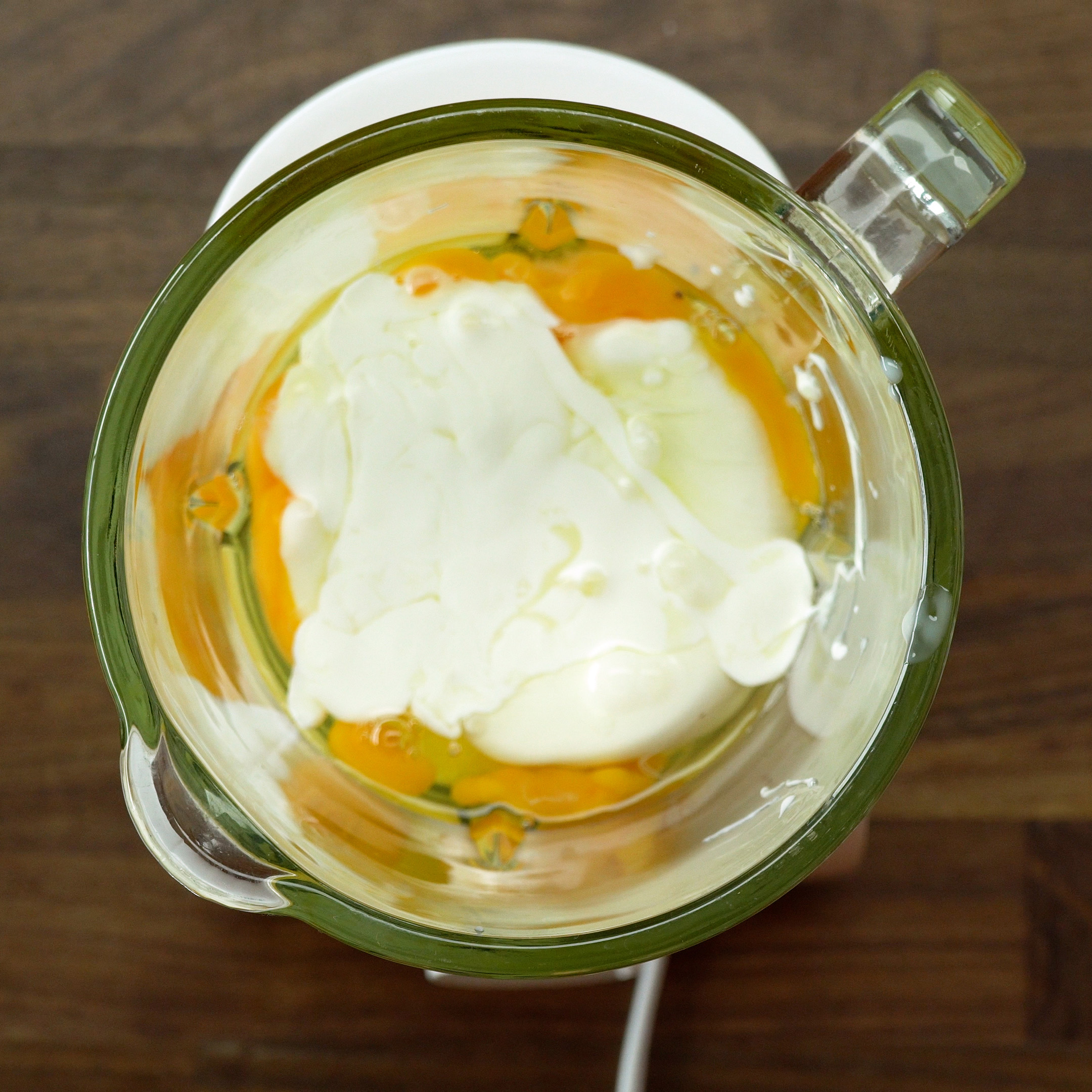 Milchcreme für Brotpudding wird im Mixer zubereitet.