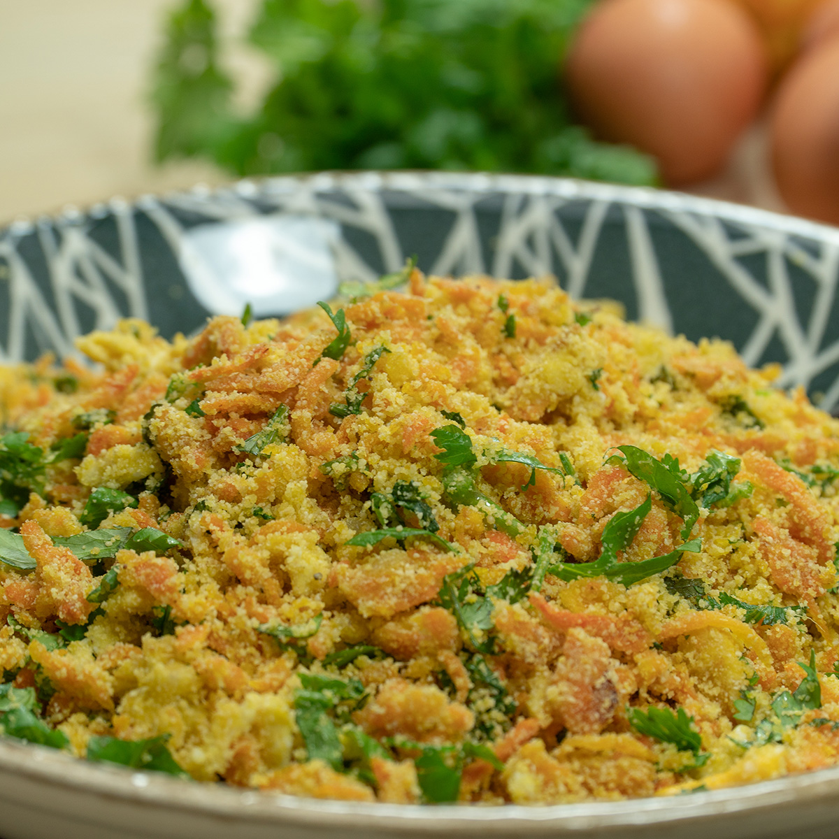 Farofa mit Karotten und Ei angerichtet zum Servieren.