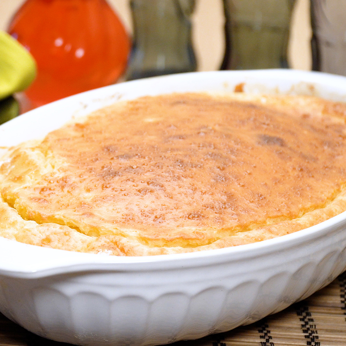 Frisch gebackener Hähnchen-Kartoffel-Kuchen mit goldbrauner Oberfläche.