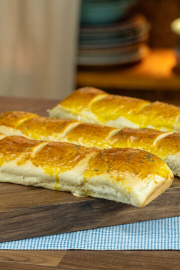 Fertig gebackene Americano mit Schinken und Käse aus der Form genommen.