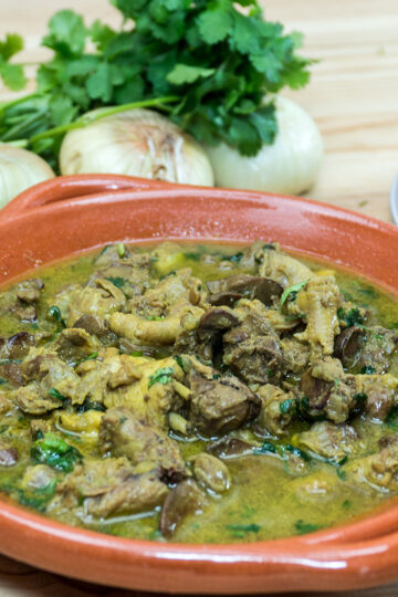 Hähncheninnereien in würziger Sauce servierfertig im Teller.