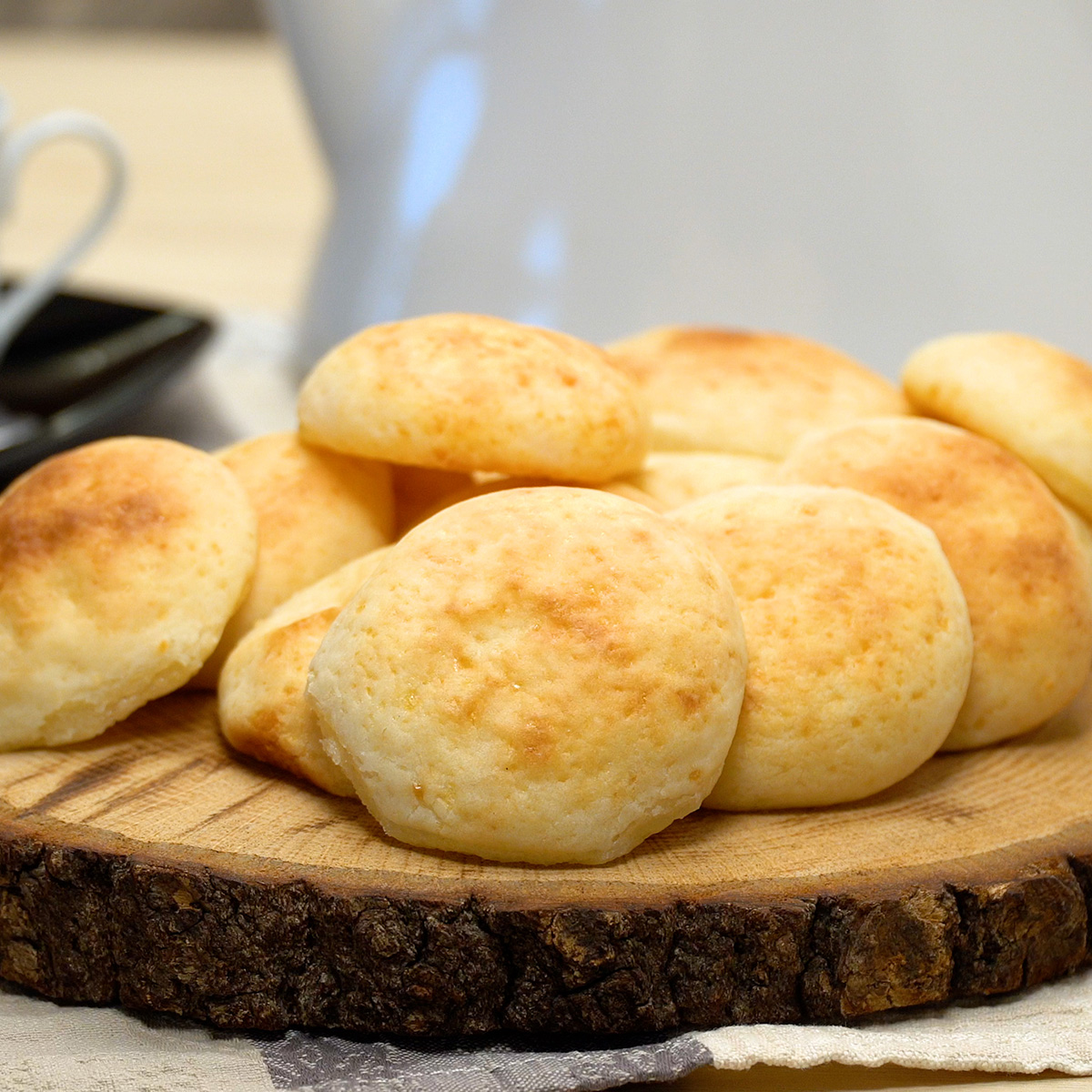 Warme Käsebrötchen mit Tapioka fertig gebacken und weich im Inneren.