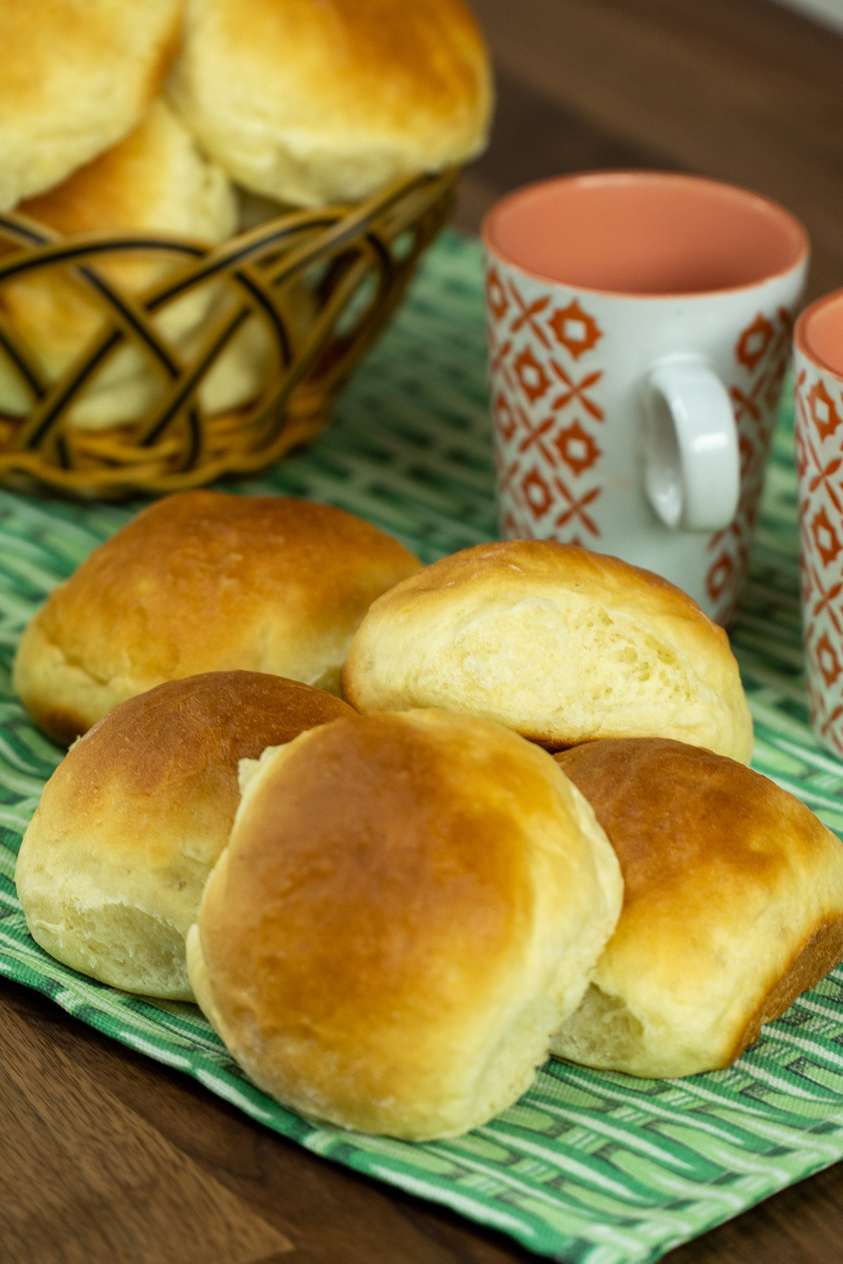 Fertige Kartoffelbrötchen werden serviert.