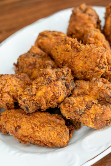 Knusprige Chicken Wings auf einem Teller serviert.