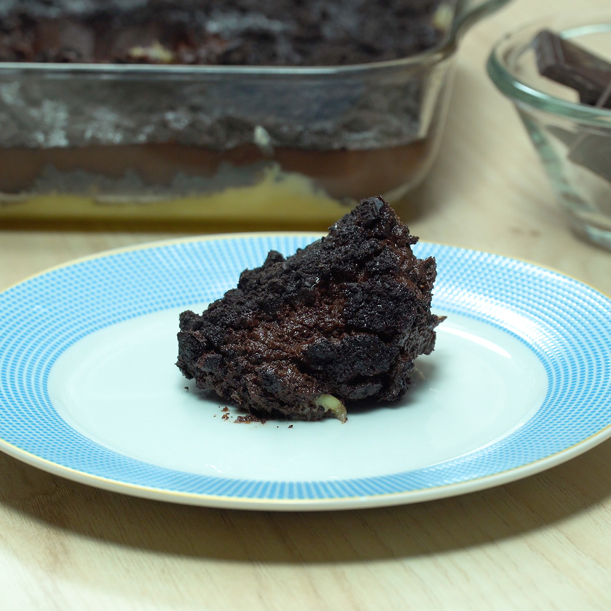 Gekühltes Oreo-Schichtdessert mit Schokolade bereit zum Servieren.