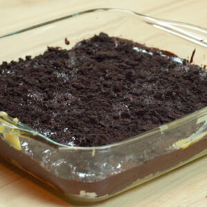 Oreo-Schichtdessert mit Schokolade servierfertig in einer Form.