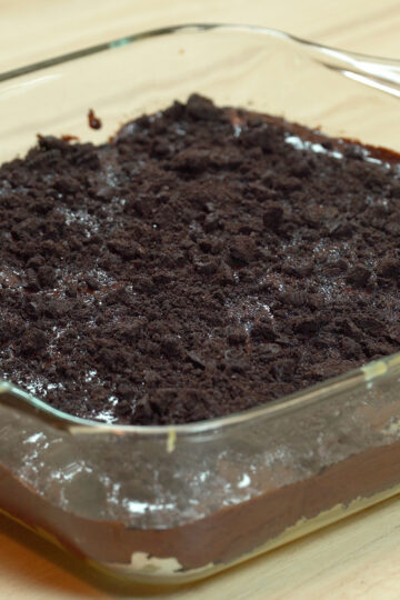 Oreo-Schichtdessert mit Schokolade servierfertig in einer Form.
