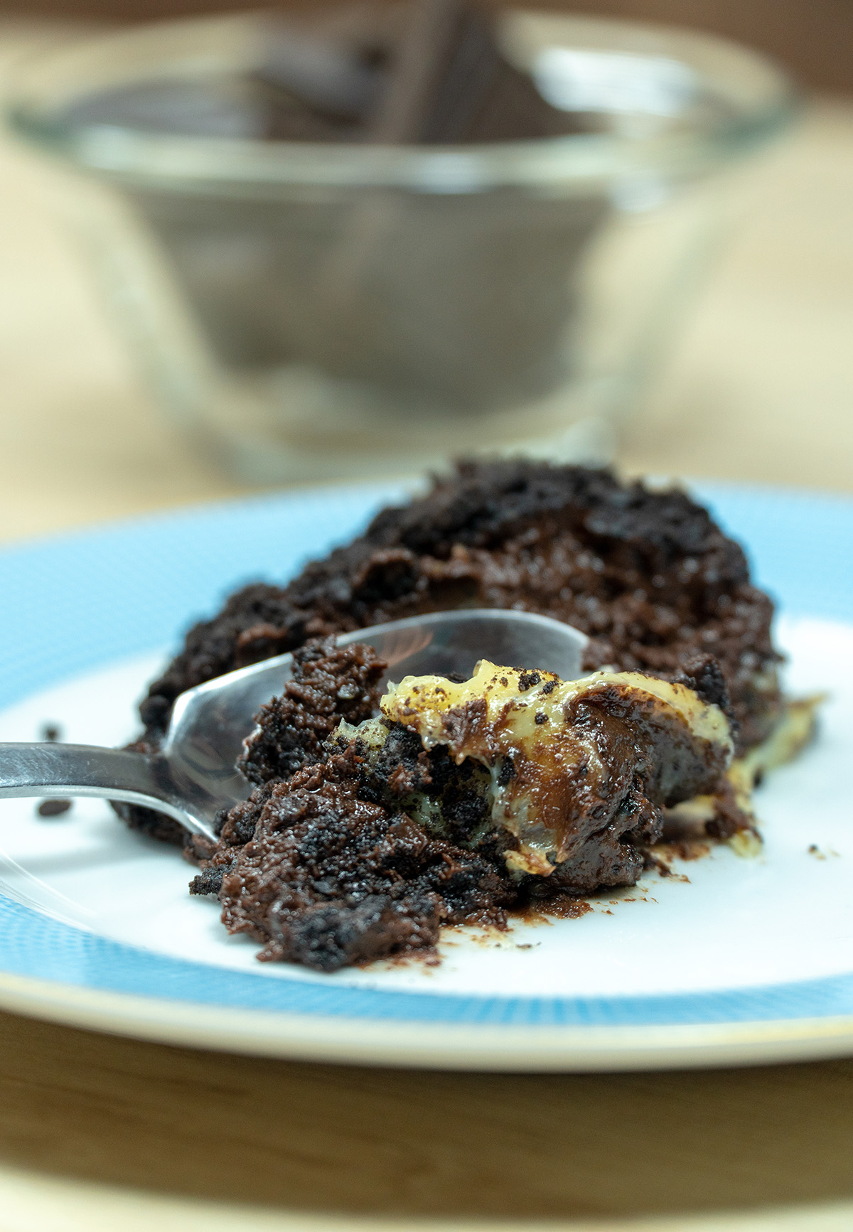 Oreo-Schichtdessert mit Schokolade auf einem Teller serviert.