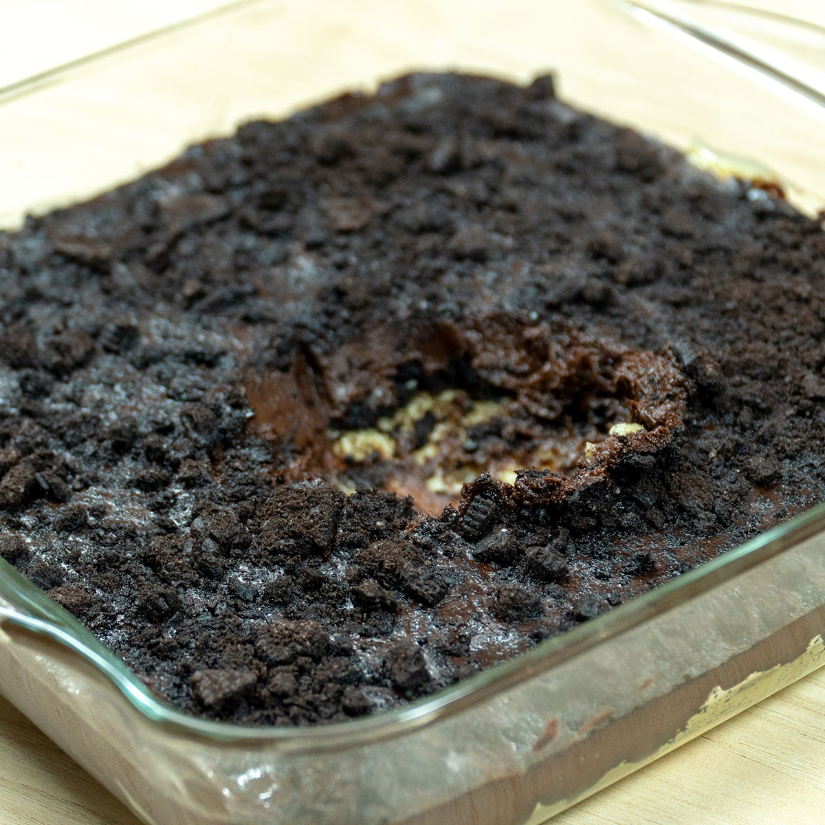 Oreo-Schichtdessert mit Schokolade wird aus der Form serviert.