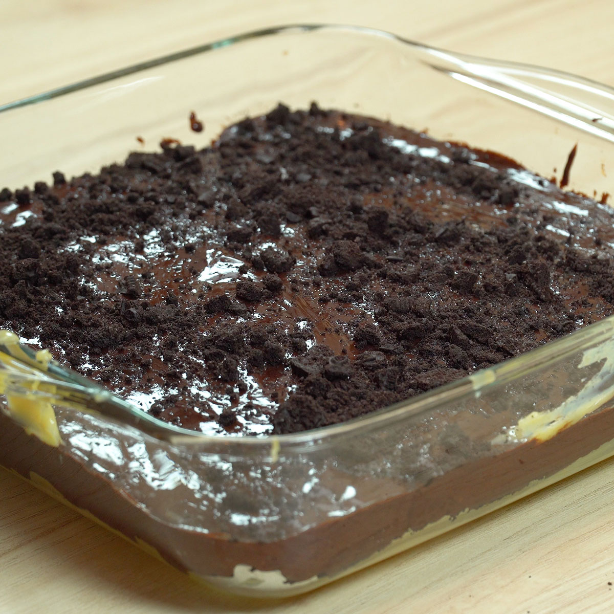 Cremige Schokoladenschicht mit zerbröselten Oreo-Keksen als Topping.
