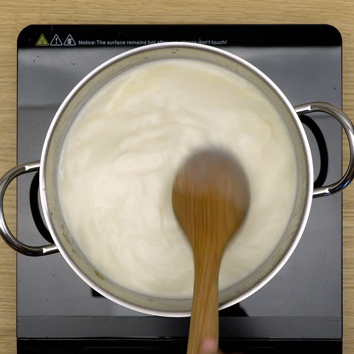 Angedünstete Zwiebel und Knoblauch werden mit warmer Milch verrührt.