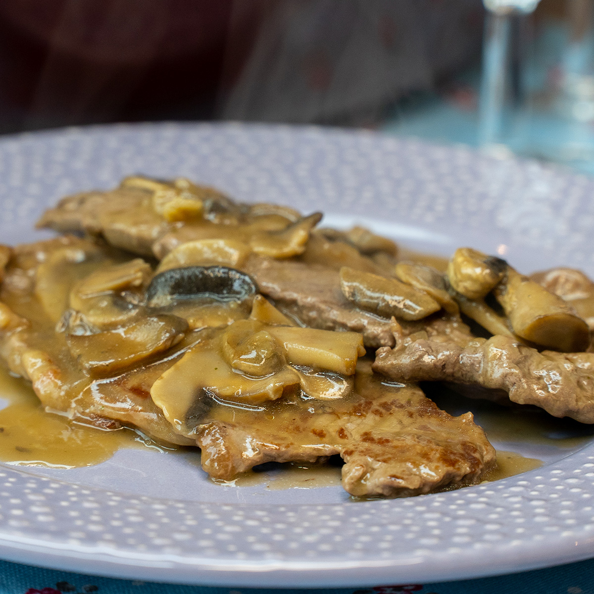 Angerichtete Rindersteaks in Madeira-Sauce mit Pilzen.