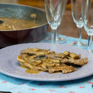 Angerichtete Rindersteaks in Madeira-Sauce mit Pilzen.