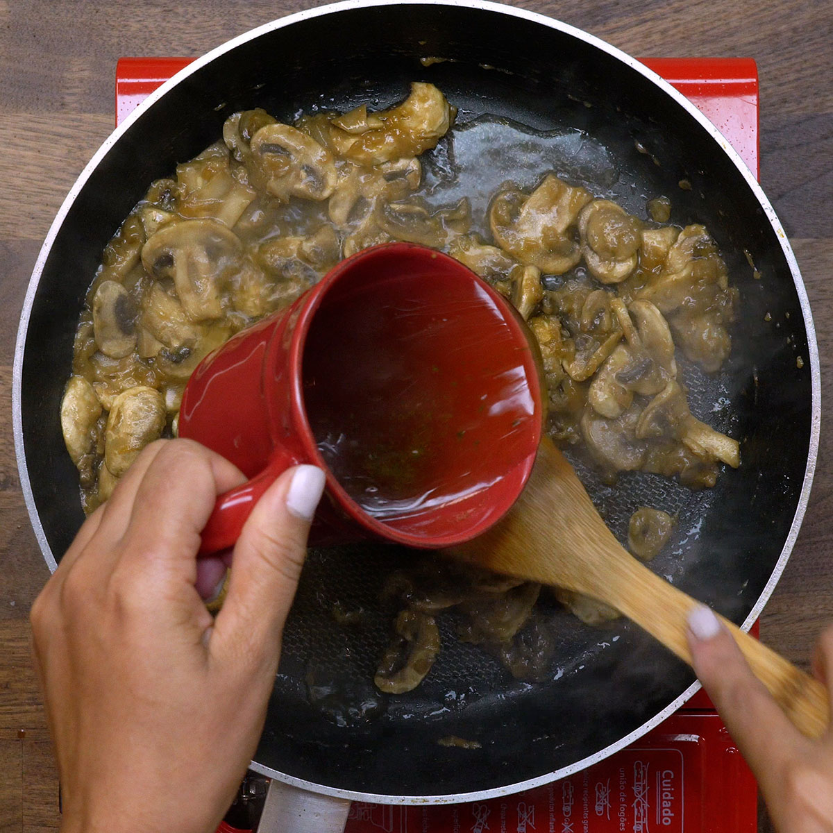 Madeira-Sauce reduziert mit Brühe in der Pfanne.