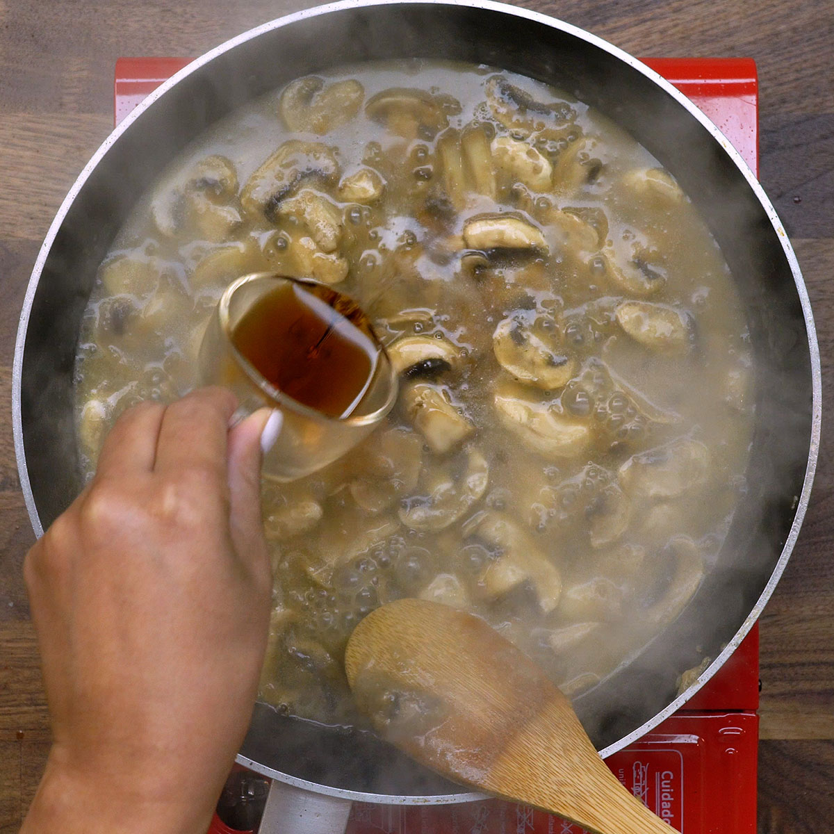 Madeira-Wein wird zur Sauce gegeben.