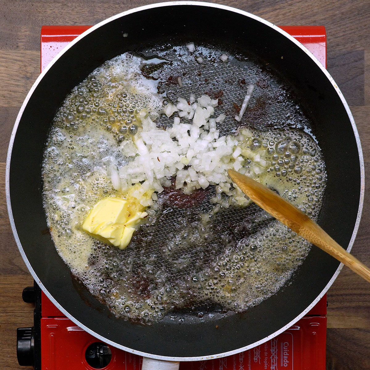 Zwiebel und Knoblauch werden in Butter angeschwitzt.