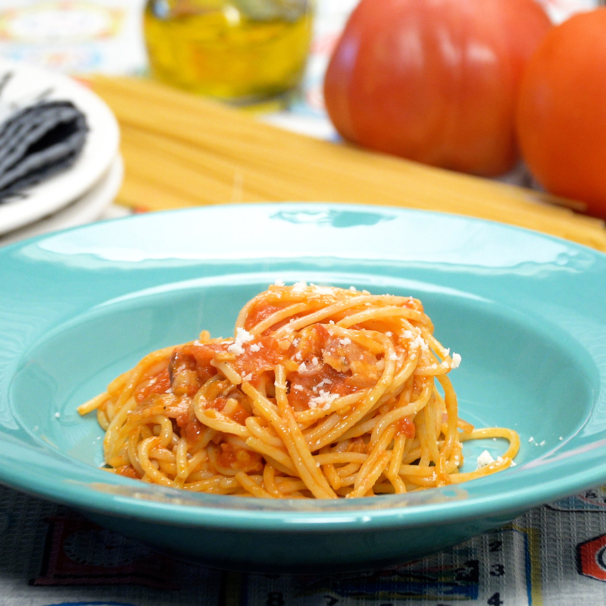 Fertige Spaghetti Amatriciana mit Parmesan werden sofort serviert.