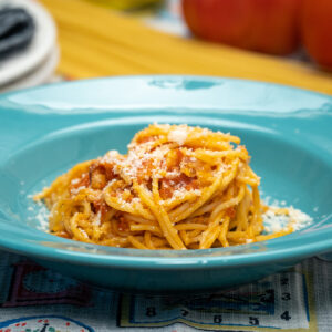 Angerichtete Spaghetti Amatriciana mit geriebenem Parmesan.