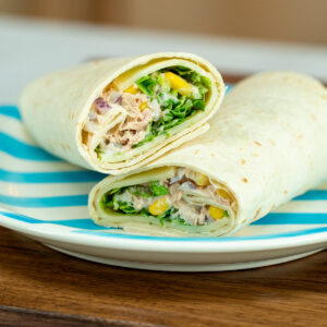 Servierter Thunfisch-Wrap, in der Mitte halbiert.
