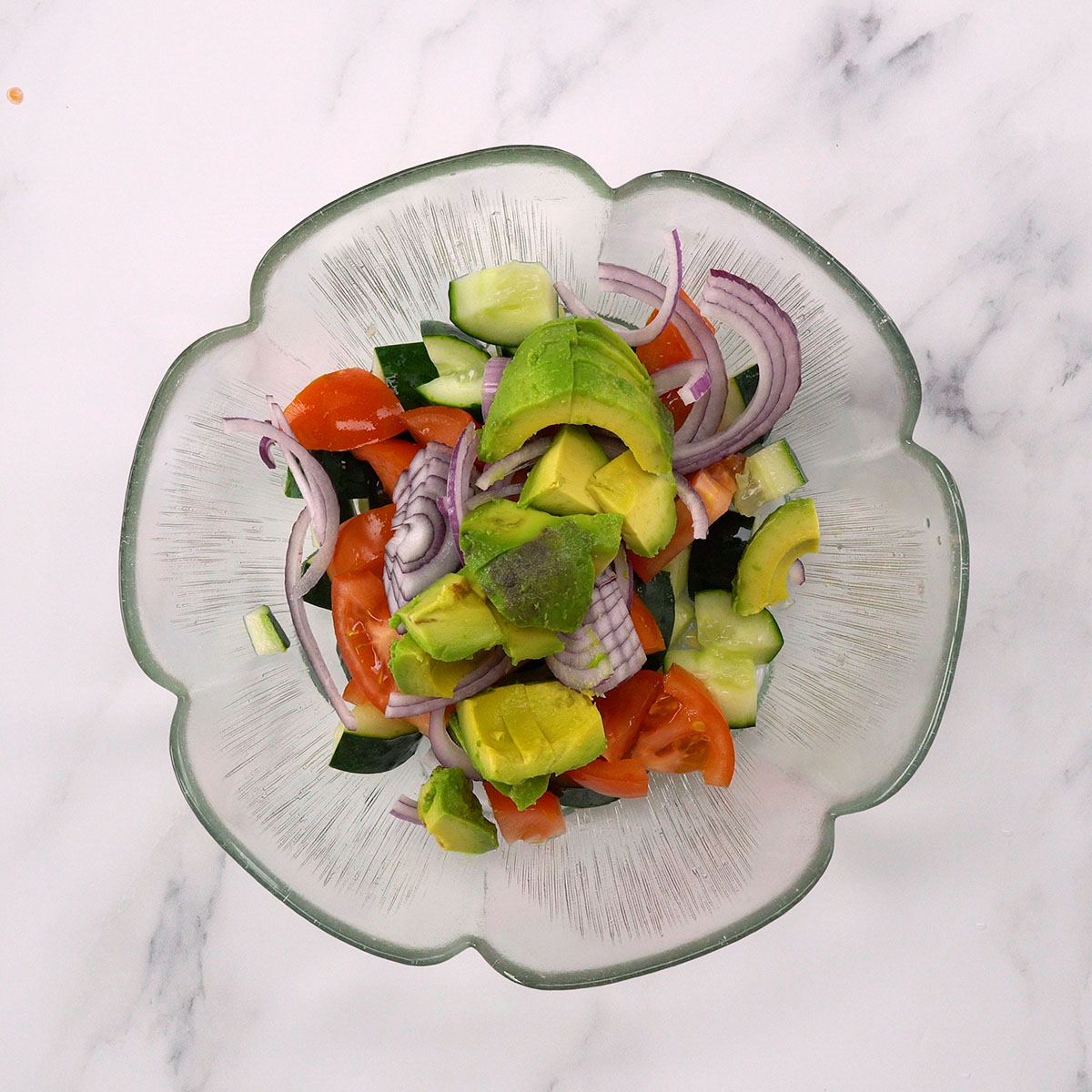 Zutaten für Avocado Salat werden in einer Schüssel gemischt.